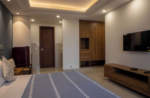 Gurugram Bed & Breakfast | Studio apartment with balcony near Galleria market
