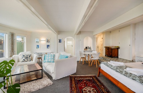 Orakei Apartment | Studio Apartment with Ocean Views on Paritai