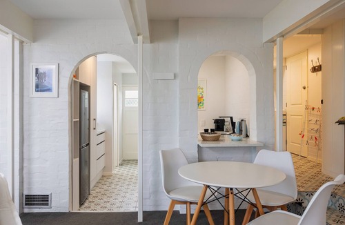 Orakei Apartment | Studio Apartment with Ocean Views on Paritai
