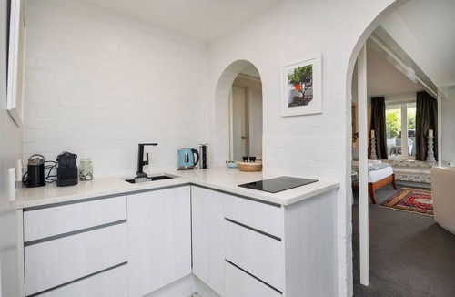 Orakei Apartment | Studio Apartment with Ocean Views on Paritai
