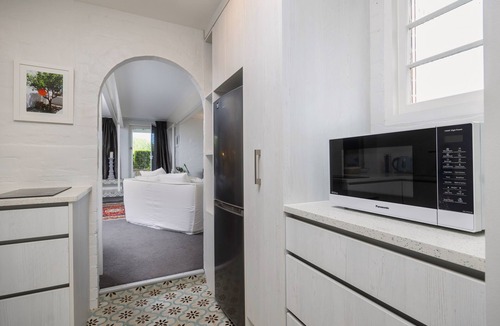 Orakei Apartment | Studio Apartment with Ocean Views on Paritai