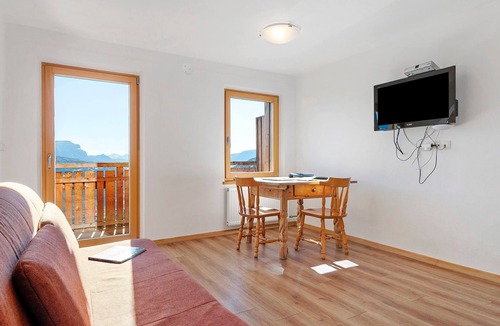 Feldthurns Apartment | Studio Apartment 'Zolerhof Alpenrose' with Mountain View, Shared Terrace and Wi-Fi