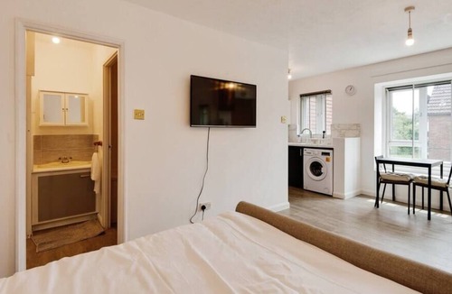 Harlington Apartment | Studio Apt Perfect Blend of Comfort and Style