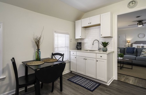 Charlotte Apartment | Studio Apt-Premium Queen Mattress-Landmarks Close!n