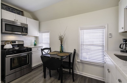 Charlotte Apartment | Studio Apt-Premium Queen Mattress-Landmarks Close!n