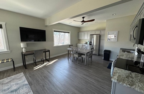 Milwaukee Apartment | Studio apt w/laundry + parking