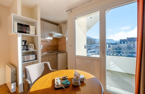 Lons-le-Saunier Apartment | Studio au calme | En bordure du Parc des Bains
