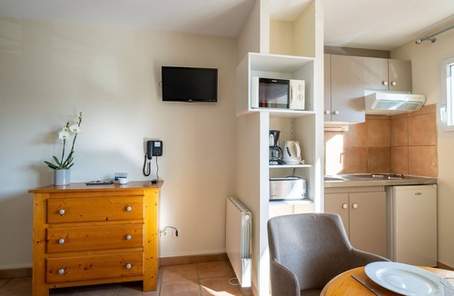 Lons-le-Saunier Apartment | Studio au calme | En bordure du Parc des Bains
