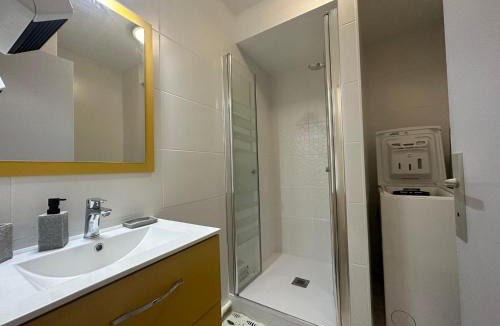 Saint-Georges-de-Didonne Apartment | Studio au calme, plage et centre à pied, jardinet ensoleillé, parking privé - FR-1-550-51