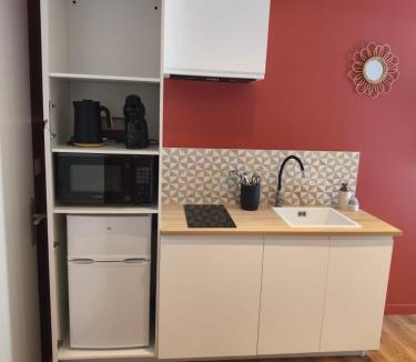 Saint-Yrieix-la-Perche Apartment | Studio au calme avec parking privé