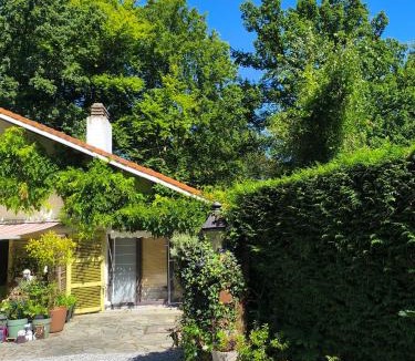 Chaumont-Gistoux Bed & Breakfast | Studio autonome Magnifique1 gde Chambre ET 1 pte avec JARDIN d hiver TB situé Chaumont-Gistoux