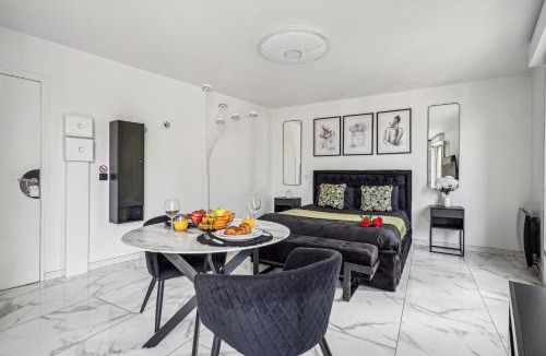 Dammarie Les Lys Apartment | Studio avec jacuzzi & vue sur le parc Soubiran