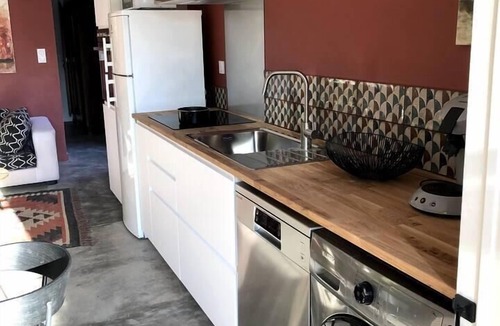 Mazan Apartment | Studio avec patio et jacuzzi