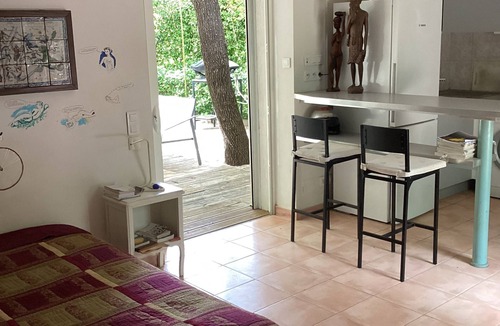 Cogolin Apartment | Studio Avec Terrasse et Pergola Dans Propriété Calme et Sécurisée