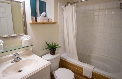 Ucluelet Cottage | Studio B - Cozy Cottage Walking Distance to Two Beaches