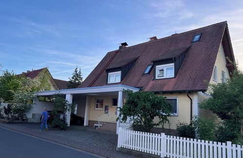 Buergstadt Apartment | Studio "Beautiful gardener"