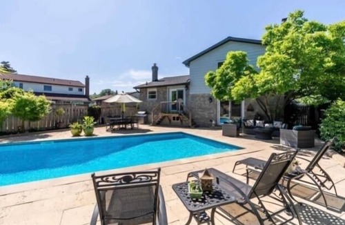 Milton House | Studio Bedroom 2 beds Barn Door, full washroom, home gym, fridge,Large smart tv