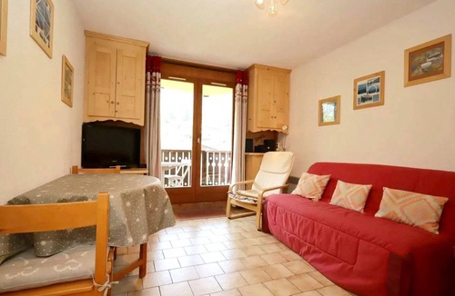 Les Houches Apartment | Studio cabin for 4 near cable cars, pets allowed parking