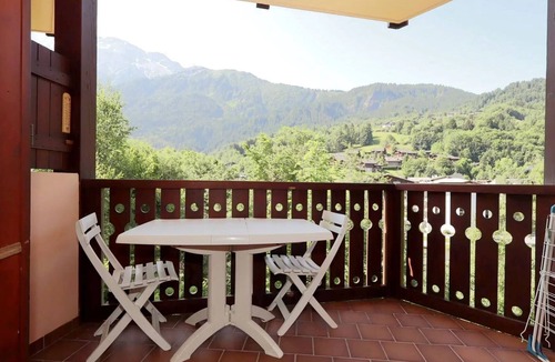 Les Houches Apartment | Studio cabin for 4 near cable cars, pets allowed parking