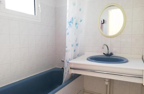 Biscarrosse Plage Apartment | Studio Cabine à Biscarrosse Plage - 4 Pers, Proche Plage et Commerces, Terrasse, Ménage Inclus - FR-1-319-394
