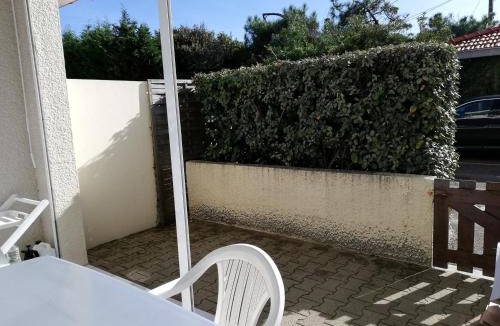 Biscarrosse Plage Apartment | Studio Cabine à Biscarrosse Plage - 4 Pers, Proche Plage et Commerces, Terrasse, Ménage Inclus - FR-1-319-394