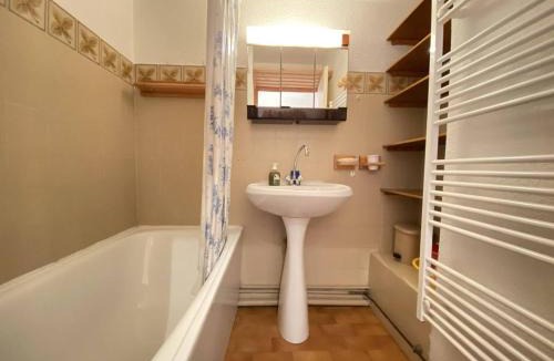Praz-sur-Arly Apartment | Studio cabine à Praz Sur Arly - Balcon, proche pistes et centre - 4 pers, parking, casier ski - FR-1-603-31