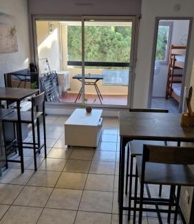 Cap d'Agde Apartment | Studio cabine climatisé et loggia au calme avec linge et parking inclus