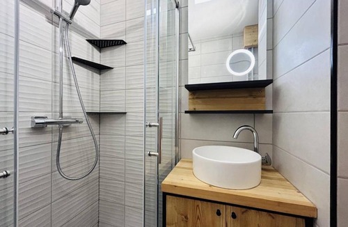 La Salle-les-Alpes Apartment | Studio Cabine Rénové avec Balcon et Parking Près des Pistes – La Salle-les-Alpes - FR-1-330F-220