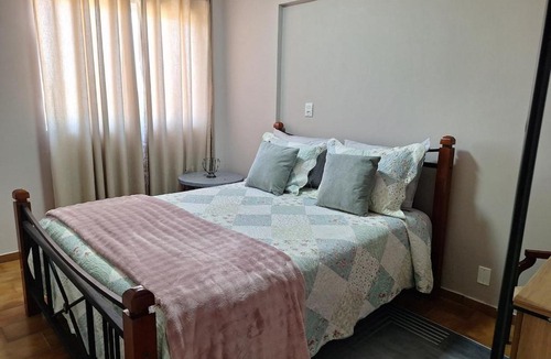 Centro - A Apartment | Studio chamorso - Cama Queen - AC - Garagem