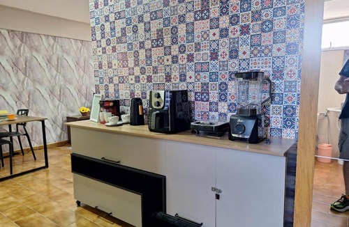 Centro - A Apartment | Studio chamorso - Cama Queen - AC - Garagem