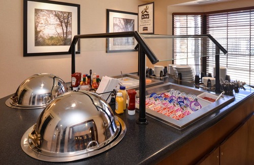 Plainfield Apartment | Studio Close to Indianapolis Airport | Free Breakfast. Outdoor Pool