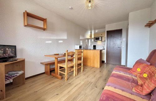 Notre-Dame-de-Bellecombe Apartment | Studio cosy à 50m des pistes, balcon, parking, casier à skis, proche village et école de ski - FR-1-595-11