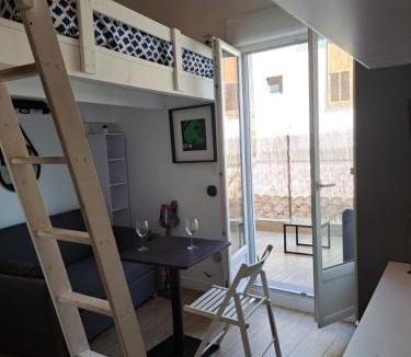 Saint-Laurent-du-Var Apartment | Studio coin nuit terrasse à 5 minutes de la plage N1
