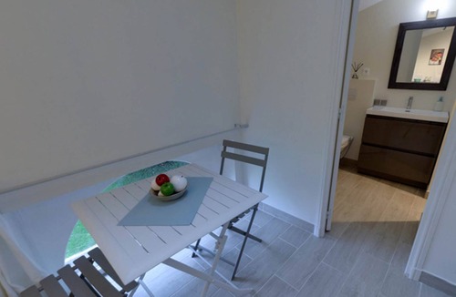 Castelsarrasin House | Studio Colonel - Sleeps 4