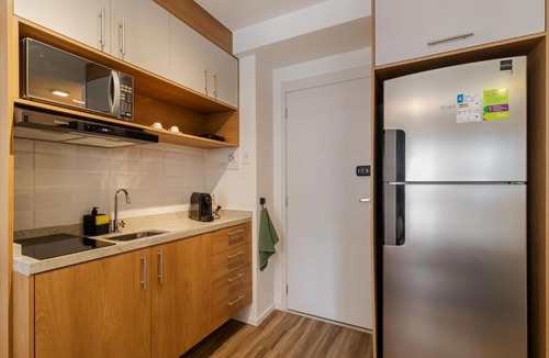 Pinheiros Apartment | Studio com Varanda ao lado do metro em Pinheiros