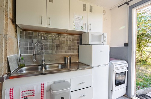 Genouille Apartment | Studio 'Corail' with Private Terrace, Shared Garden and Wi-Fi