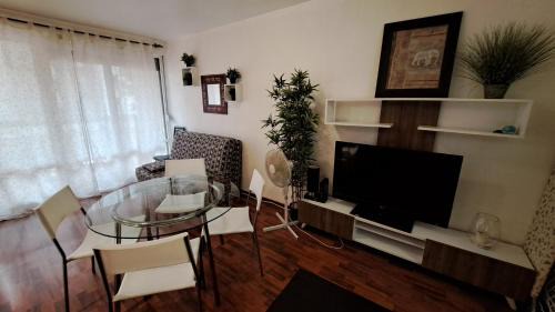 Bron Apartment | Studio cosy 33 m² limite Lyon. Parking privatif.