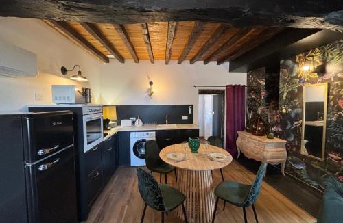 Montaigu-le-Blin Apartment | Studio cosy avec jardin et spa à Montaigu-le-Blin - FR-1-489-520