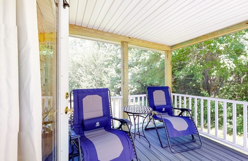 Kennebunk Apartment | Studio cottage close to beach & golf with outdoor pool, firepit, & basketball