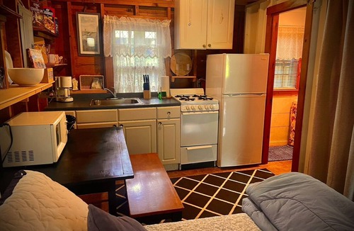 Bridgewater Cottage | Studio Cottage Getaway Blossoms Cottage #5