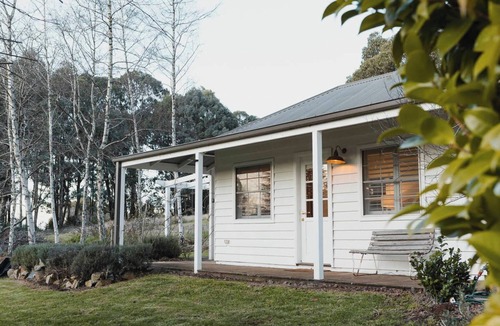 Stanley Apartment | Studio cottage on a Peony Farm in the Victorian Alps