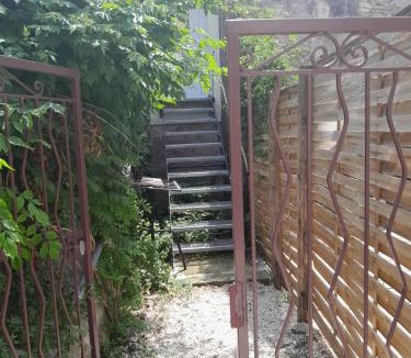 Saint-Paulet-de-Caisson Apartment | studio dans les arbres