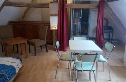 Saint-Parize-le-Chatel Apartment | Studio dans un cadre champetre