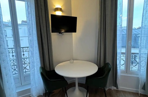 Levallois-Perret Apartment | Studio de Charme Parisien