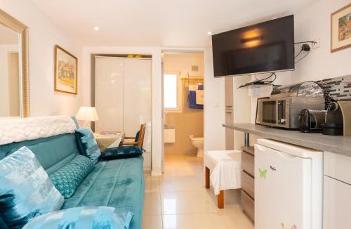 Sollies-Toucas Apartment | Studio de charme Le Rose, 20m2, dans propriété au calme avec piscine by Le mas de Louise et Sacha
