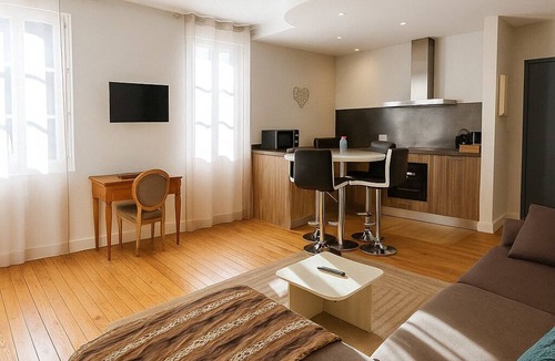 Chartres Apartment | Studio de L'Octroi - Wet room-Garden View