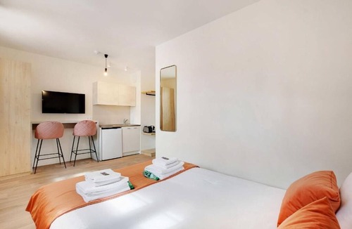 Levallois-Perret Apartment | Studio Deluxe apartment with WiFi, AC in wonderful Levallois-Perret