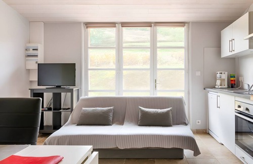 Letra Apartment | Studio 'Domaine De La Chambarde' with Mountain View, Wi-Fi and Air Conditioning