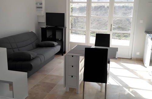 Letra Apartment | Studio 'Domaine De La Chambarde' with Mountain View, Wi-Fi and Air Conditioning