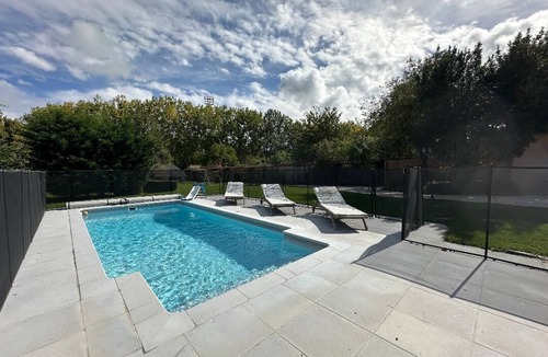 Chartres Apartment | Studio du Bourgneuf in Chartres, with terrace, garden and swimming pool